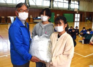 東部小学校ﾌﾟﾙﾀﾌﾞ寄贈